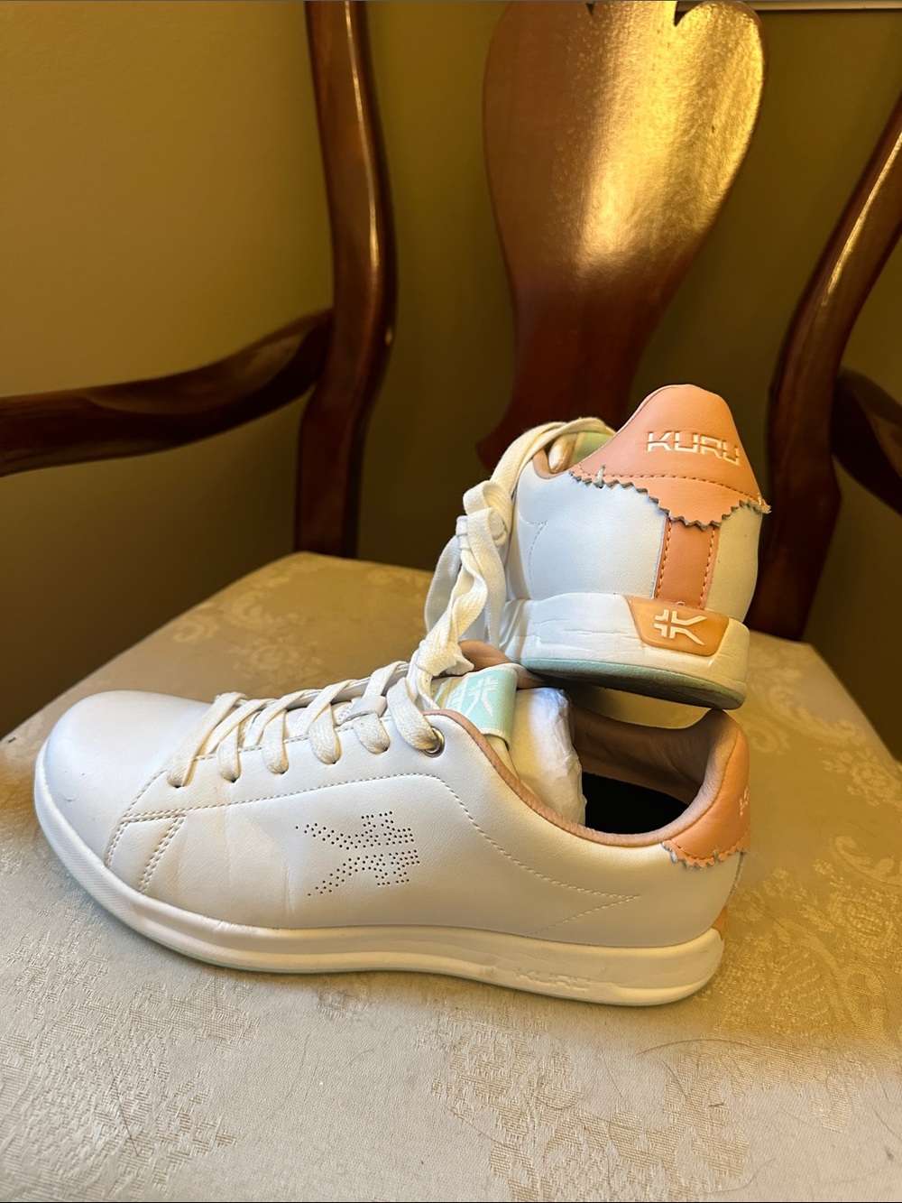 Kuru Roam classic court leather sneakers, tennis shoes, EUC
